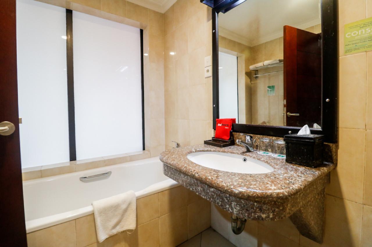 Hotel Reddoorz Premium @ Bukit Damai Indah Balikpapan  Esterno foto